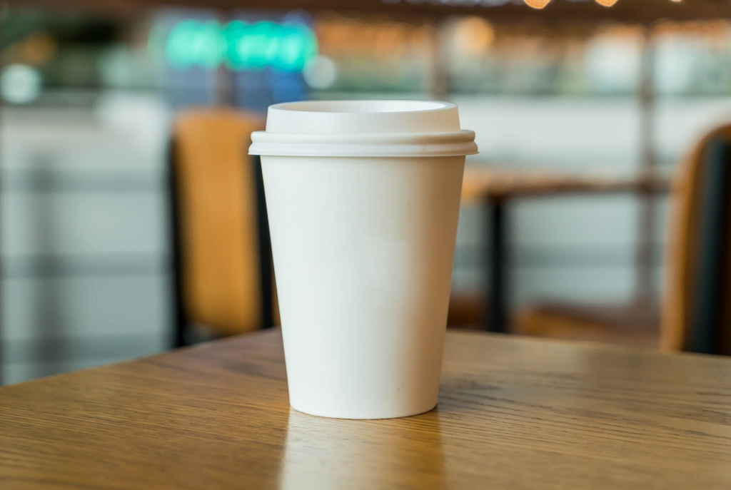 paper cup ramah lingkungan dalam berbagai ukuran dan desain, digunakan di kedai kopi, kantor, dan acara khusus.